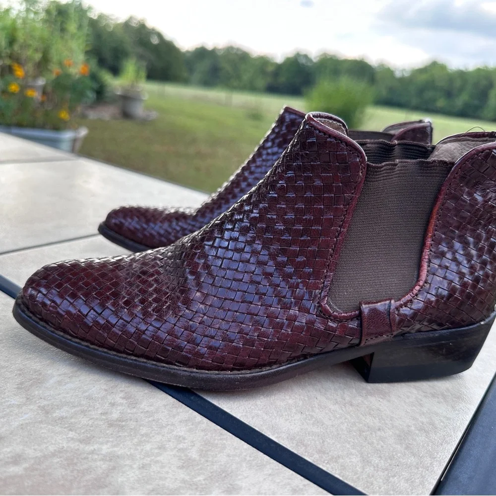 Joan & David Handcrafted brown Leather Footwear Size 6 Ladies ankle boots‎